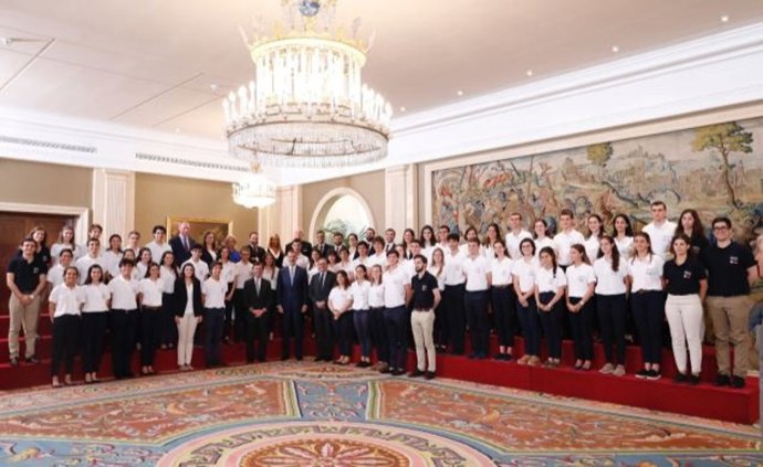 El Rey junto a los participantes del programa Becas Europa 2018 en la Zarzuela