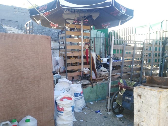 Punto de acopio irregular de chatarra en la barriada de Aeropuerto Viejo