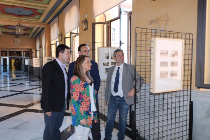 Ruiz y Villamandos (centro) visitan la muestra