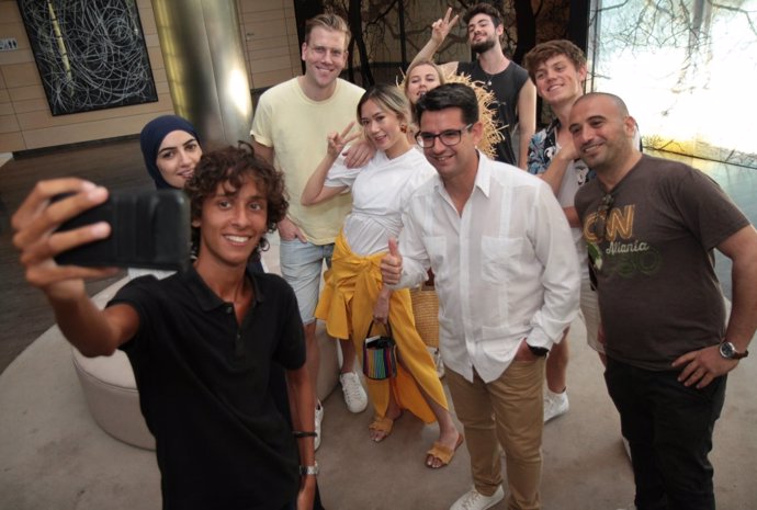 García (centro) se hace un 'selfie' con los 'influencers'