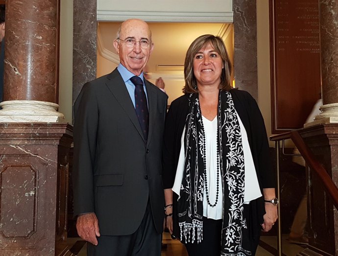 Núria Marín (PSC) y el presidente del Círculo Ecuestre, Alfonso Maristany