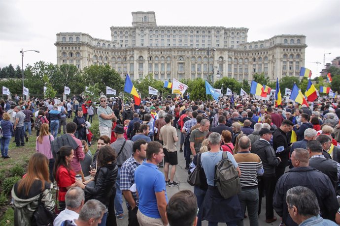 Manifestación contra el Gobierno de Rumanía frente al Parlamento