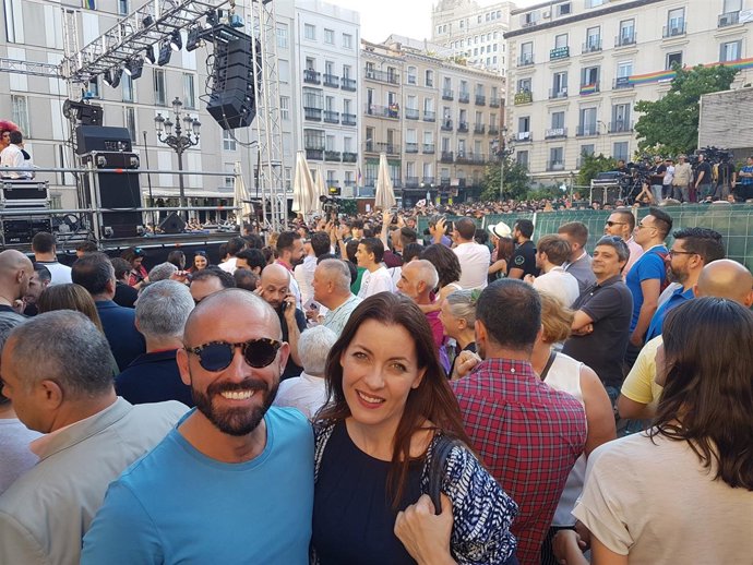 Jaime de los Santos y Lola Moreno en el pregón del Orgullo