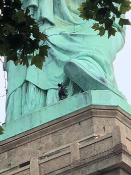 Detenida una mujer por subirse a la Estatua de la Libertad