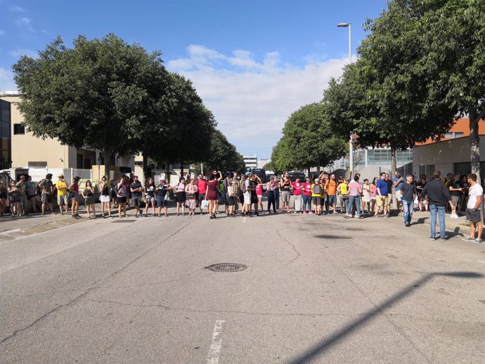 Manifestantes de 'Aturem la subhasta' en L'Hospitalet de Llobregat