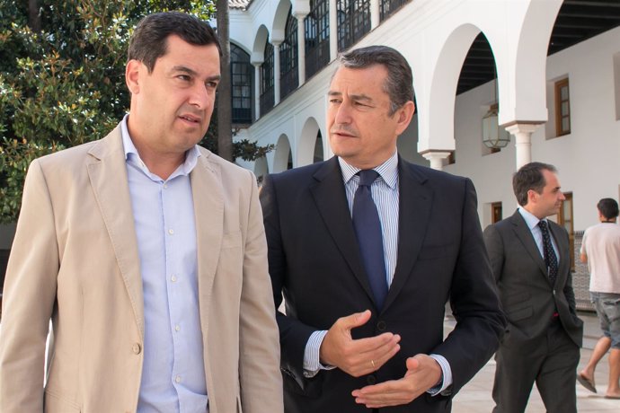 Juanma Moreno conversa con Antonio Sanz en el Parlamento andaluz