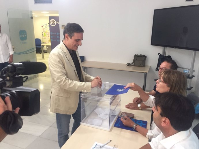 José Vicente Marí votando