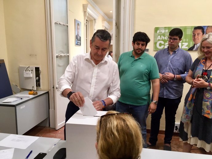 Sanz vota en las elecciones primarias del PP