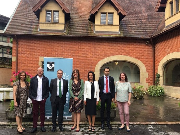 Eduardo Aretxaga, tercero por la izquierda.