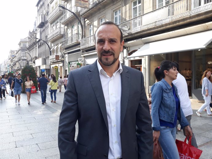 El precandidato popular Elio Cabanes antes de un encuentro con afiliados en Vigo
