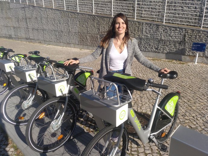 Tamara Hernández Pagán posa con unas bicicletas