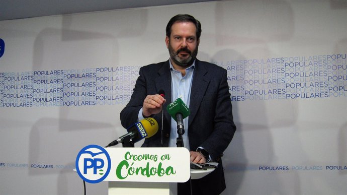 Adolfo Molina en una rueda de prensa en la sede del PP de Córdoba