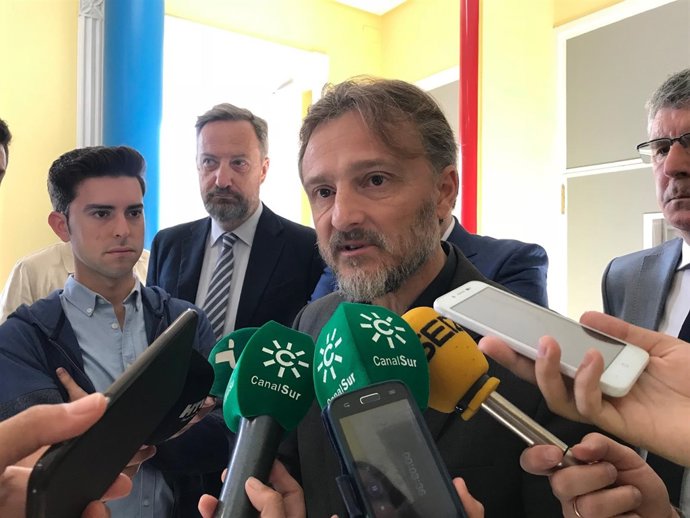 El consejero de Medio Ambiente, José Fiscal, en Huelva. 