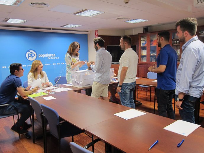 Imagen de una cola de afiliados para votar en las primarias del PP en Murcia