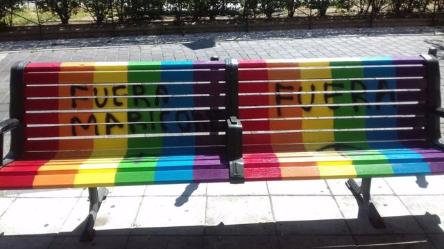 Banco arcoíris en Vallecas vandalizados con pintadas homófobas