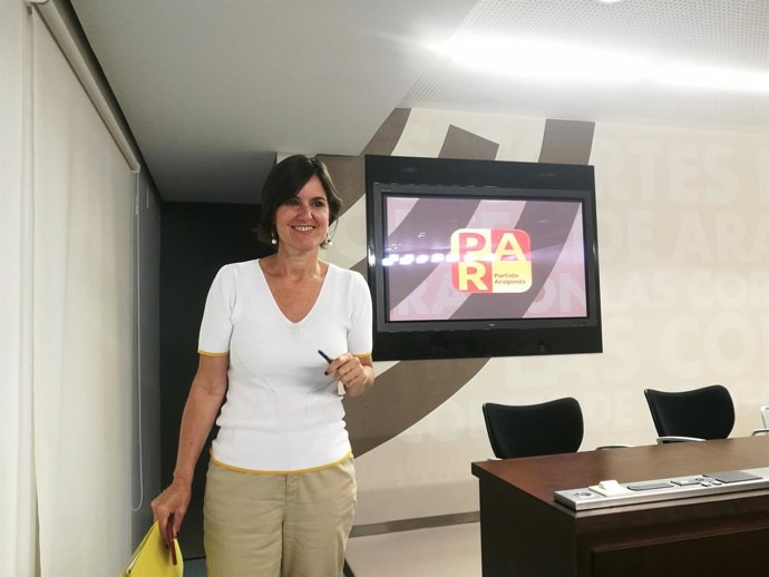 La diputada del PAR, Elena Allué, hoy en la sala de prensa de las Cortes