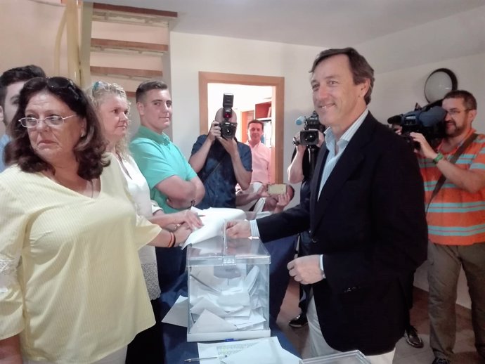 Rafael Hernando vota en las primarias del PP