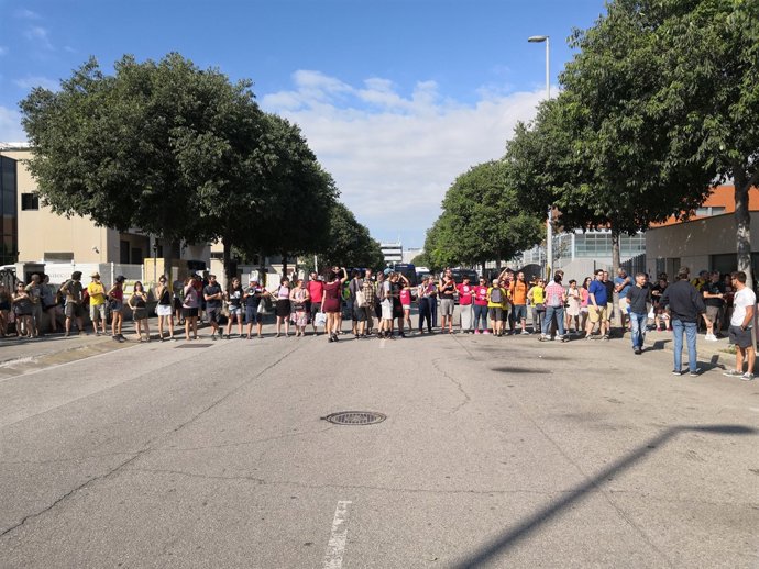 Manifestants d''Aturem la subhasta' a l'Hospitalet de Llobregat