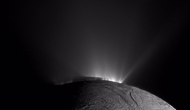Penacho surge de Encélado