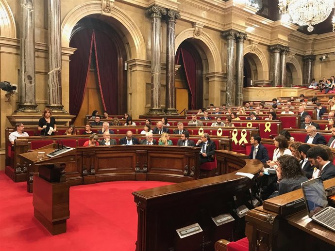 El presidente catalán Quim Torra en el pleno del Parlament junto a consellers