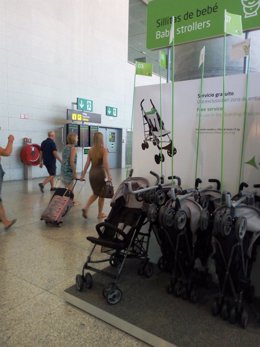 Carritos de bebés dispuestos por el aeropuerto de Málaga para familias 