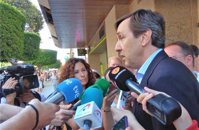Rafael Hernando atiende a los medios en Almería