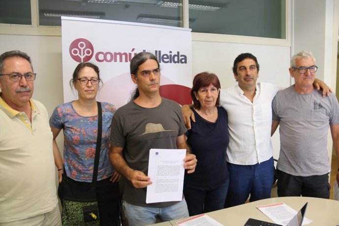 El concejal de El Comú de Lleida, con miembros de la agrupación de electores