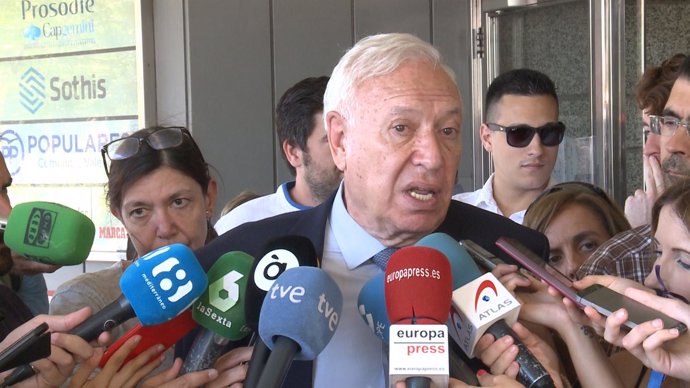 Margallo atiende a los medios de comunicación en València