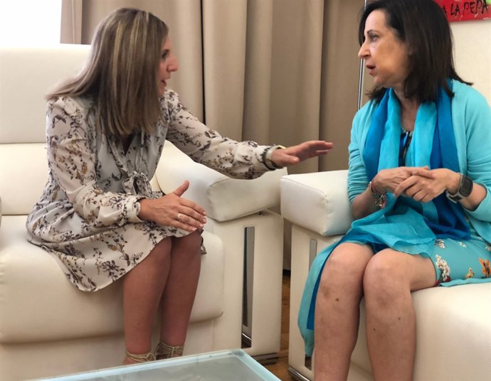 Margarita Robles  con la presidenta de la Diputación de Cádiz
