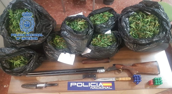 Marihuana y escopeta aprehendida por la Policía