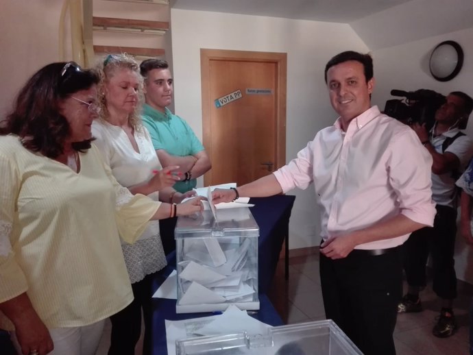 El secretario provincial del PP de Almería vota en las primarias de su partido
