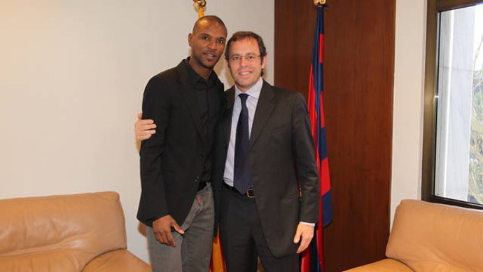 Éric Abidal Amb El President Del FC Barcelona, Sandro Rosell
