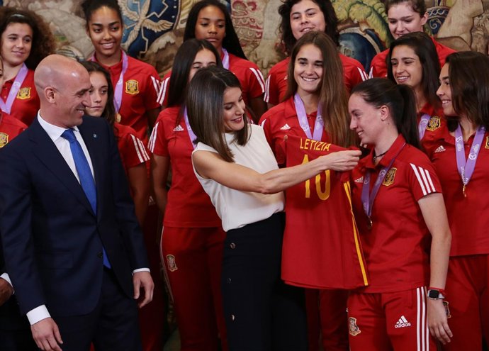 La Reina Letizia recibiendo a la selección femenina sub-17