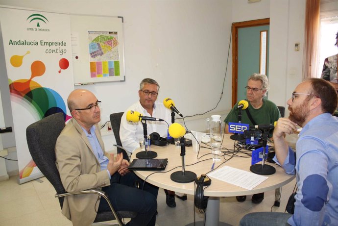 Carmona (izda.) participa en el programa de radio