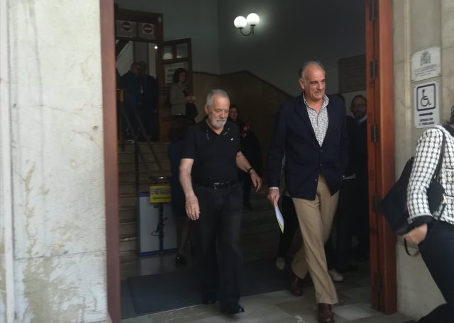 Bartolomé Cursach sale del Juzgado con el abogado Fernando Mateas