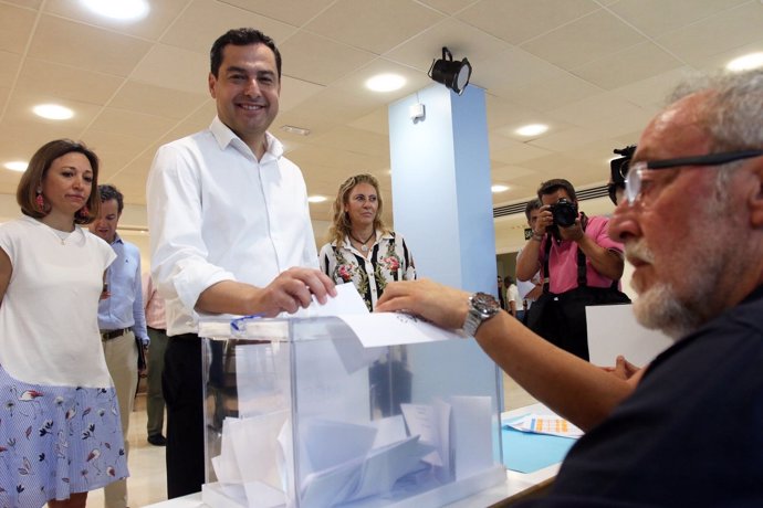 Juanma Moreno (PP-A) votando en las primarias del PP