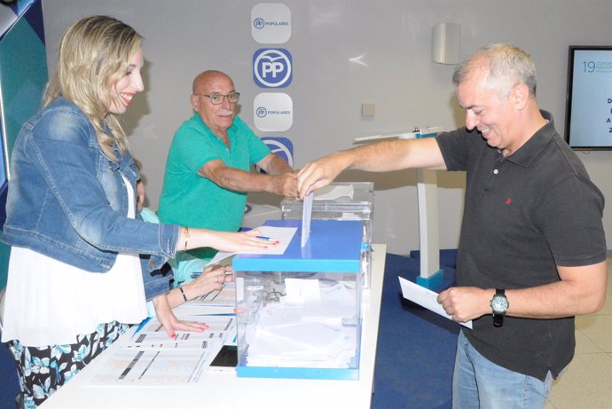 El presidente del PP Zaragoza, Javier Campoy, vota en las primarias. 