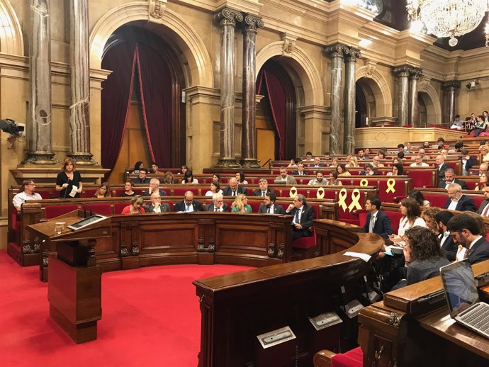 El presidente catalán Quim Torra en el pleno del Parlament junto a consellers