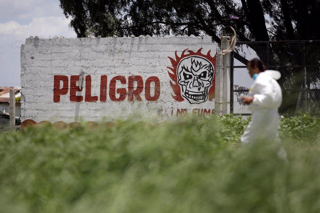 Los forenses trabajan sobre el terreno tras la explosión de pirotecnia en México