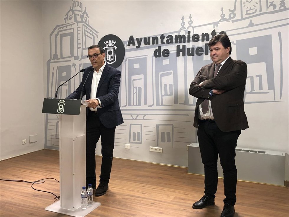 Ignacio Caraballo, ante los medios, con Gabriel Cruz. 