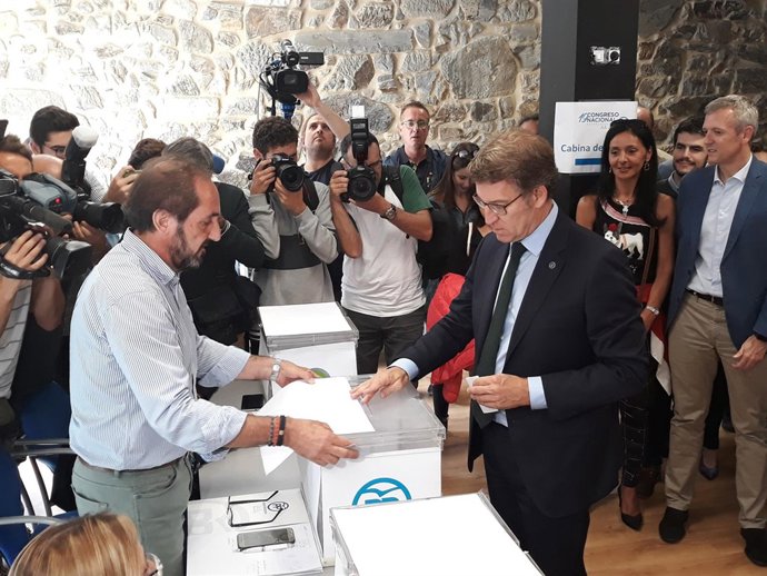 Alberto Núñez Feijóo, vota en la primera vuelta del Congreso Nacional del PP