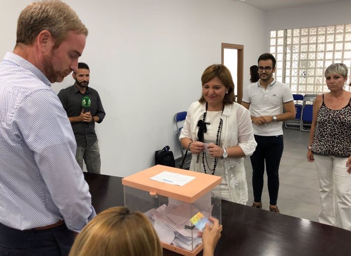 La jefa del PPCV emite su voto en la sede castellonense
