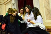 Argentina aprueba la "Ley Brisa" para hijos de víctimas de feminicidios