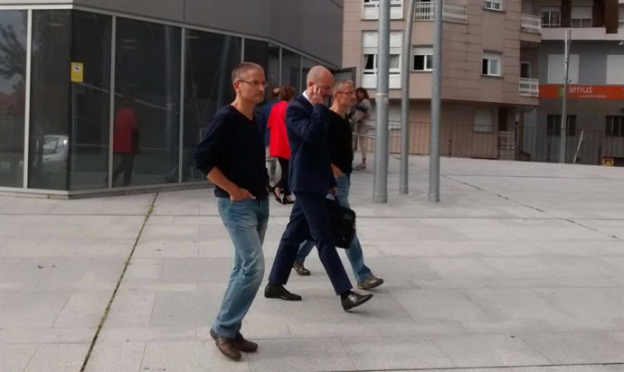 Gemelos policías entran en el edificio judicial en Ourense.