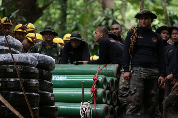 Los equipos de rescate preparan las tareas de salvamento para niños tailandes