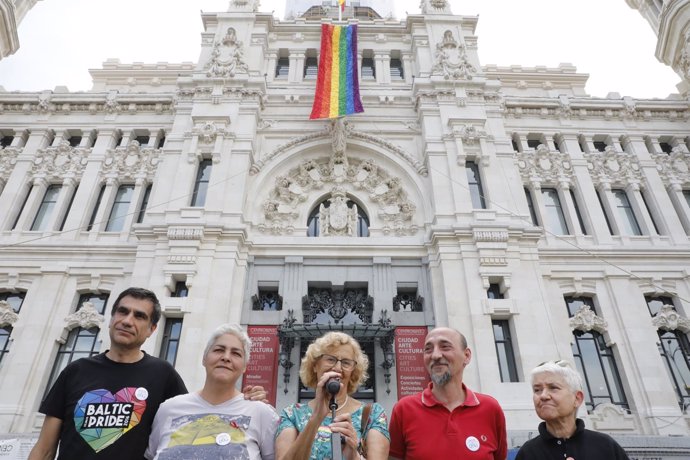 Carmena asiste al despliegue de la bandera del Orgullo Madrid 2018