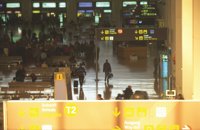 Cuatro detenidos por robar 12.000 euros en el aeropuerto de Málaga simulando ser pasajeros