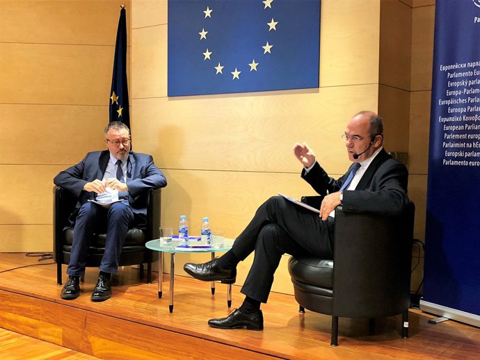 Portaveu de l'Eurocambra Jaume Duch i el periodista Lluís Uría