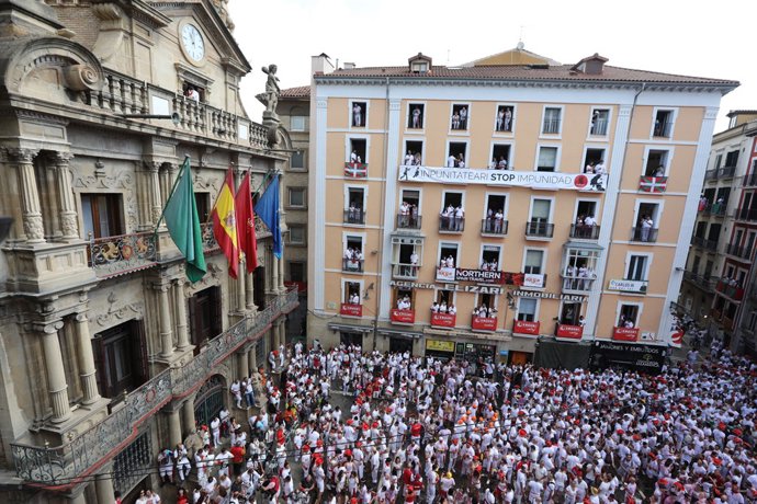 Moments previs al 'txupinazo' dels Sanfermines 2018.