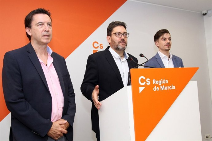 Miguel Sánchez, en el centro, presenta la Ley en rueda de prensa
